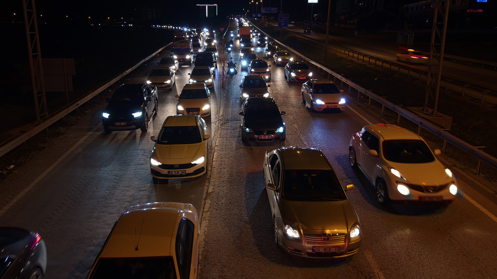 Bayram Sonrası Mega Kentlere Dönüş Yoğunluğu: Trafikte Kilometrelerce Kuyruk